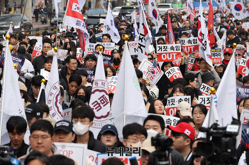 ▲ 자유민주주의를 수호하는 전국 40여 개 대학 학생들의 연대인 '자유대학'이 1일 오후 서울 종로구 마로니에 공원에서 '전국 대학생 연합 시국선언'을 개최했다. ⓒ정상윤 기자