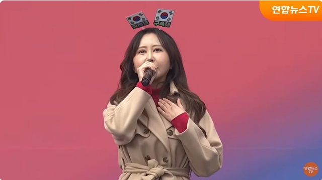 ▲ 최순실 게이트의 주요 인물 중 하나인 정유라씨가 서울 여의도에서 열린 '3·1절 국가비상기도회'에서 연설하고 있다. 250301 사진=연합뉴스TV 중계 갈무리. ⓒ연합뉴스TV