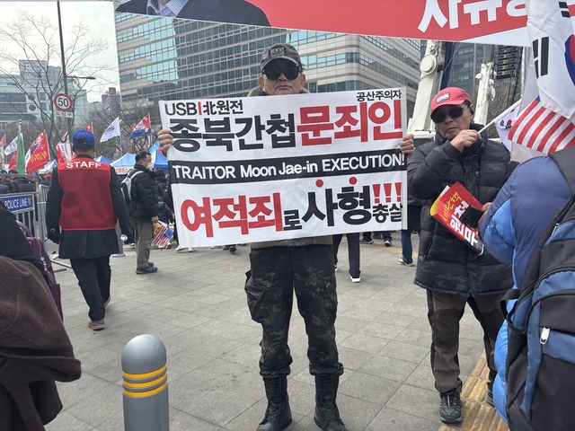 ▲ 1일 오후 서울 종로구 광화문광장에서 김보형 씨가 공산세력에 반대하는 1인 시위를 벌이고 있다.ⓒ김진희 기자