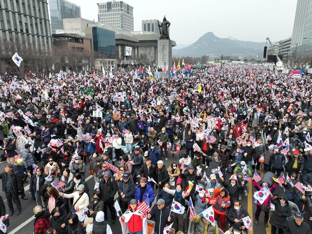 ▲ 1일 오후 서울 종로구 광화문 일대에서 열린 대한민국바로세우기운동본부의 '불법·사기 탄핵 반대 광화문국민대회'에 참여한 인파.ⓒ대한민국바로세우기운동본부