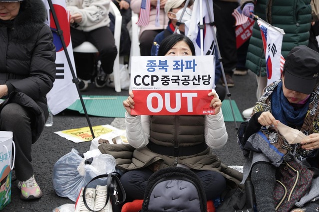 ▲ 1일 오후 서울 종로구 광화문 일대에서 열린 대한민국바로세우기운동본부의 '불법·사기 탄핵 반대 광화문국민대회'에 참여한 한 시민이 피켓을 들어보이고 있다.ⓒ대한민국바로세우기운동본부