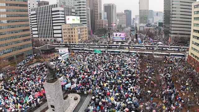 ▲ 1일 오후 서울 종로구 광화문 일대에서 열린 대한민국바로세우기운동본부의 '불법·사기 탄핵 반대 광화문국민대회'에 참여한 인파.ⓒ대한민국바로세우기운동본부
