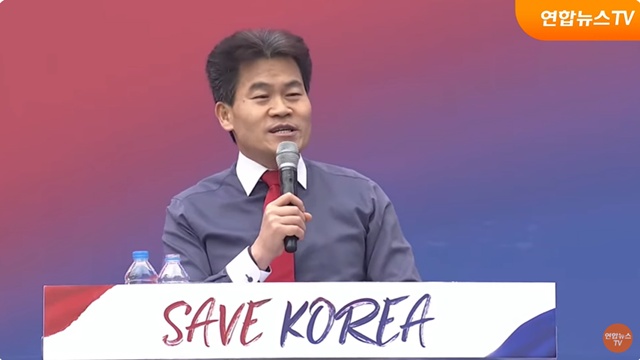 ▲ 한국사 강사 전한길씨가 서울 여의도에서 열린 '3·1절 국가비상기도회'에서 연설하고 있다. 250301 사진=연합뉴스TV 중계 갈무리. ⓒ연합뉴스TV