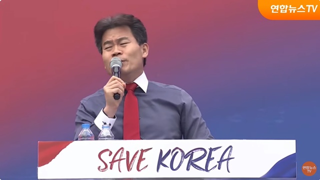 ▲ 한국사 강사 전한길씨가 서울 여의도에서 열린 '3·1절 국가비상기도회'에서 연설하고 있다. 250301 사진=연합뉴스TV 중계 갈무리. ⓒ연합뉴스TV