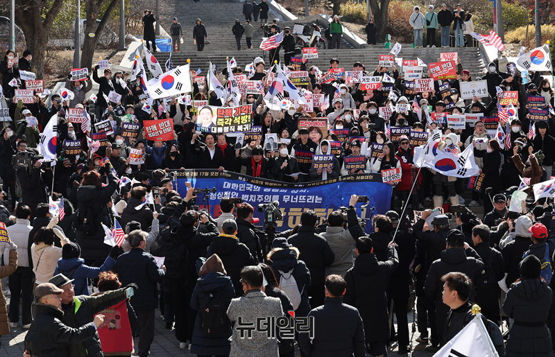 ▲ 자유민주주의를 수호하는 서울대인 주최로 열린 서울대 탄핵반대 시국선언이 2월 17일 오후 서울 관악구 서울대 아크로폴리스 광장에서 진행되고 있다. 시국선언에는 학생들의 자유발언으로 진행됐다. ⓒ정상윤 기자