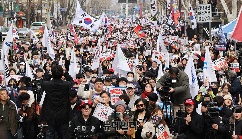 ▲ 전국대학생연합 탄핵반대 시국선언 대회가 삼일절인 1일 서울 종로구 마로니에공원 인근에서 진행되고 있다. ⓒ정상윤 기자