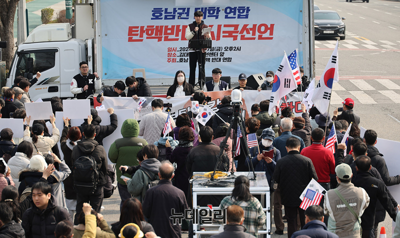 ▲ 윤석열 대통령 탄핵을 반대하는 전남, 전북 호남권 대학연합이 7일 오후 광주 서구 김대중컨벤션센터 앞에서 열린 탄핵반대 시국선언에서 대통령 석방 소식에 기뻐하고 있다. 이날 연합 시국선언은 광주대, 목포대, 전남대, 전북대, 조선대 학생들이 참석했다. ⓒ광주=정상윤 기자