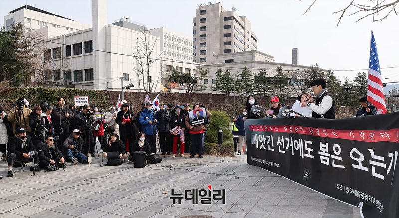 ▲ 한국예술종합학교 학생들이 3월 17일 오후 서울 종로구 한예종 대학로 캠퍼스 앞에서 윤석열 대통령 탄핵반대 시국선언을 하고 있다. 한예종 대학로 캠퍼스는 서울선관위와 건물을 함께 사용하고 있는 곳이다. ⓒ정상윤 기자