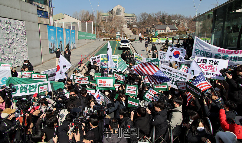 ▲ 윤석열 대통령 탄핵 반대 시국선언이 전국 대학가로 확산되는 가운데 2월 26일 오전 서울 서대문구 이화여자대학교 정문에서 '자유와 정의를 수호하는 이화인'이 시국선언을 하고 있다. ⓒ서성진 기자