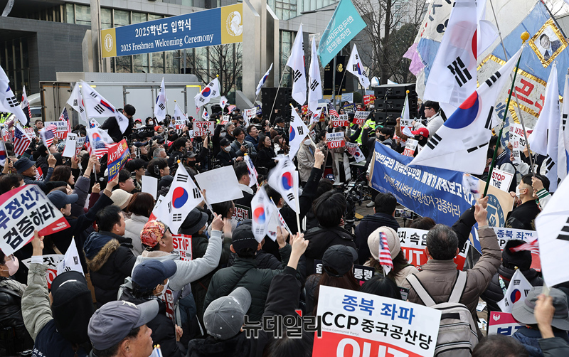 ▲ 한국외국어대 재학생과 졸업생들이 28일 오후 서울 동대문구 한국외대 정문에서 대학생진보연합(대진연) 방해 속에 윤석열 대통령 탄핵을 반대하는 시국선언을 하고 있다. 앞서 이날 성균관대와 서울시립대가 탄핵반대를 촉구하는 시국선언을 각각 진행했다. ⓒ정상윤 기자