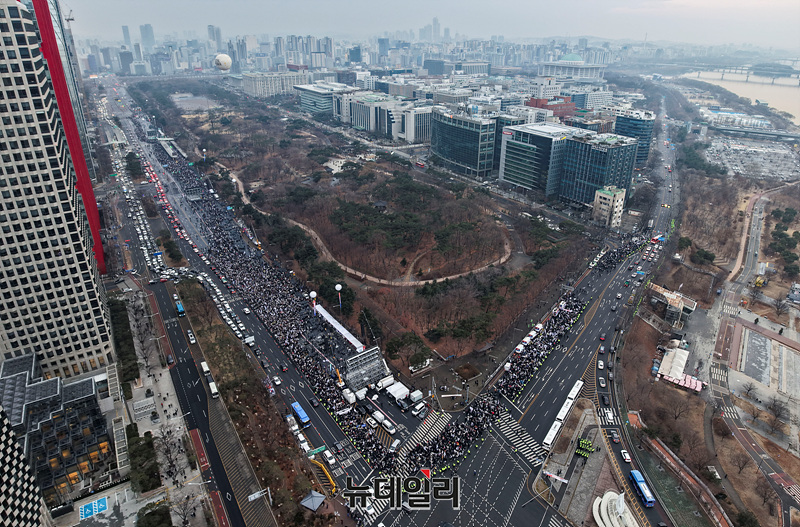 ▲ 세이브코리아 집회 참가자들이 국회를 향해 행진하고 있다. ⓒ서성진 기자