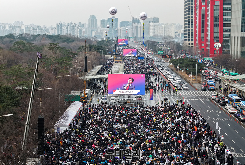 ▲ '세이브코리아 3·1절 국가비상기도회'가 1일 오후 서울 영등포구 여의도 여의대로에서 열린 가운데 전한길 한국사 강사가 발언하고 있다. ⓒ서성진 기자
