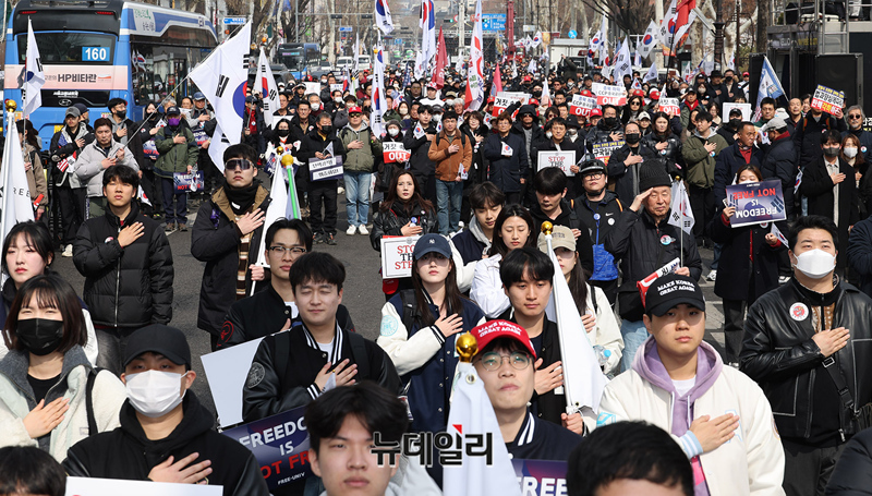 ▲ 자유민주주의를 수호하는 전국 40여 개 대학 학생들 연대인 '자유대학'이 1일 오후 서울 종로구 마로니에 공원에서 '전국 대학생 연합 시국선언'을 개최했다. ⓒ정상윤 기자