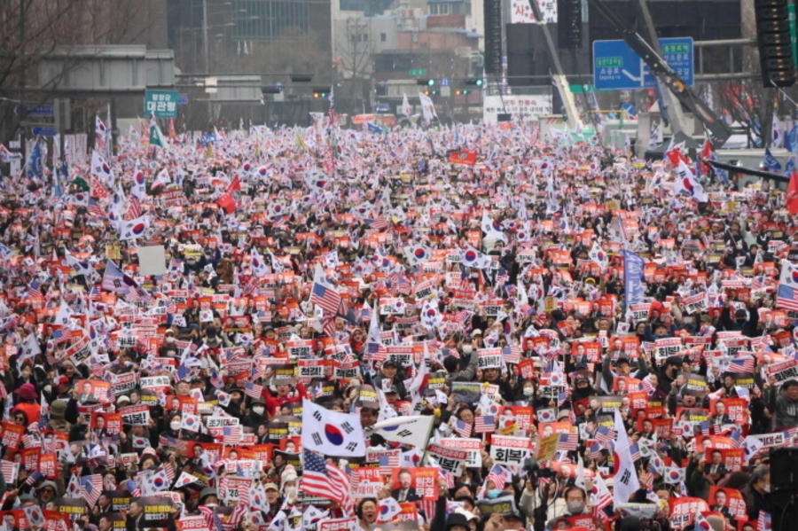 ▲ 자유민주주의를 수호하는 전국 40여 개 대학 학생들의 연대인 '자유대학'은 1일 오후 1시 50분쯤 보신각을 향해 거리행진을 시작했다. 학생들은 보신각에서 시국선언 대회를 마무리한 뒤 약 600m 떨어진 광화문 동화면세점 앞으로 이동해 대한민국바로세우기운동본부(대국본)의 탄핵 반대 집회인 '삼일절 광화문국민대회'에 합류했다. ⓒ대한민국바로세우기운동본부 제공