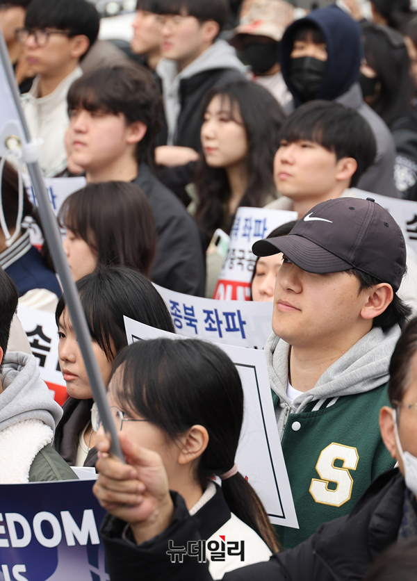 ▲ 전국대학생연합 탄핵반대 시국선언 대회가 삼일절인 1일 서울 종로구 마로니에공원 인근에서 진행됐다. ⓒ정상윤 기자