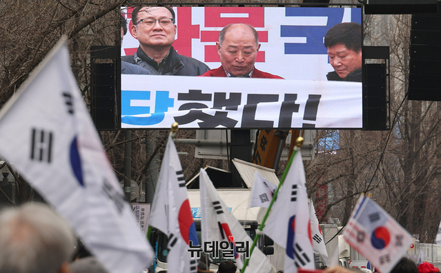 ▲ 문형배 헌법재판소장 권한대행의 대아고 동문들이 1일 서울 광화문에서 대한민국바로세우기운동본부(대국본)가 주최한 '삼일절 천만 광화문국민대회'에 참석해 문 대행을 대신해 사죄 기자회견을 열고 있다. ⓒ정상윤 기자