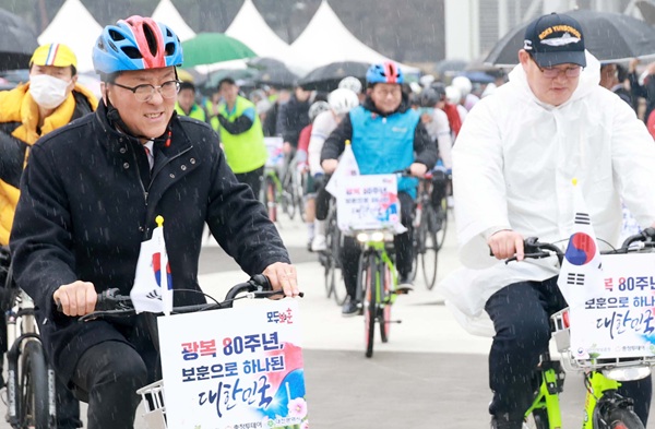 ▲ 조원휘 대전시의장이 1일 제106주년 3·1절 기념식을 마친 뒤 시민들과 함께 자전거 대행진(13.5km 구간)에 참석, 힘차게 페달을 밟고 있다.ⓒ대전시의회