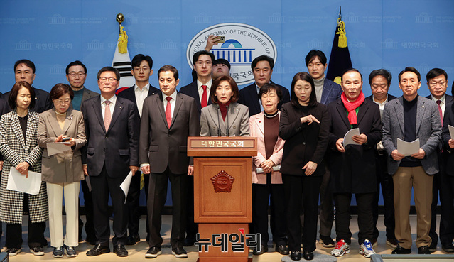 ▲ 나경원 의원을 비롯한 국민의힘 의원들이 28일 오전 서울 여의도 국회 소통관에서 '헌법재판소 공개탄원서 헌정질서·법치주의 수호 및 사회안정·국민통합을 위한 헌법·법률·양심에 따른 공정한 평의 촉구 탄원 기자회견'을 하고 있다. ⓒ이종현 기자