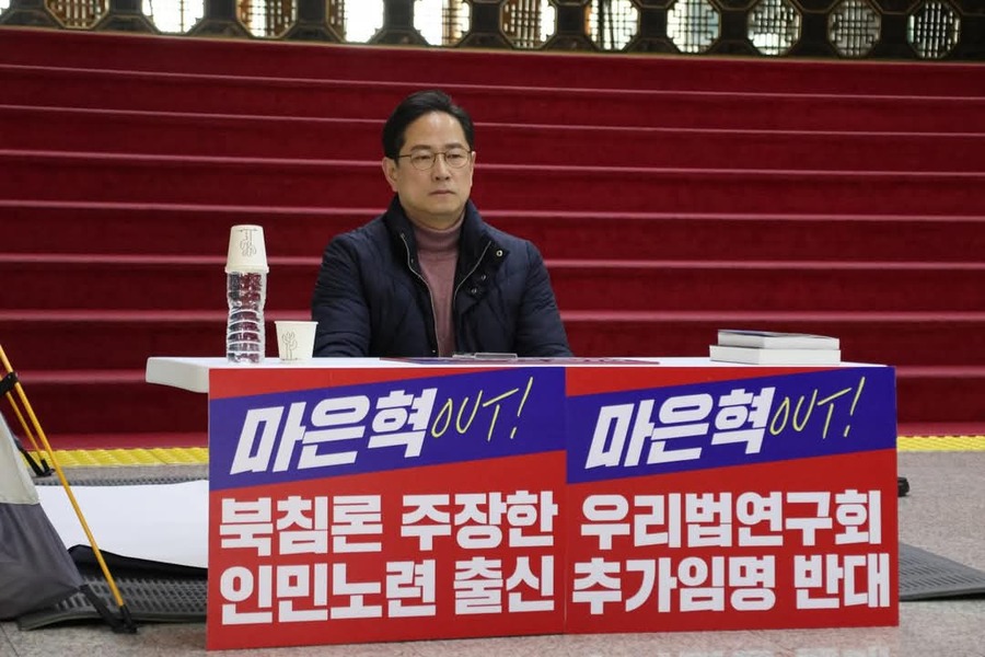 ▲ 국회 본관 정중앙 로텐더홀 계단 앞에서 무기한 단식농성에 들어간 박수영 의원. ⓒ 박수영 의원 페이스북