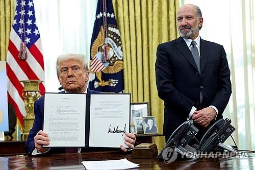 ▲ 트럼프와 러트닉 ⓒ연합뉴스
