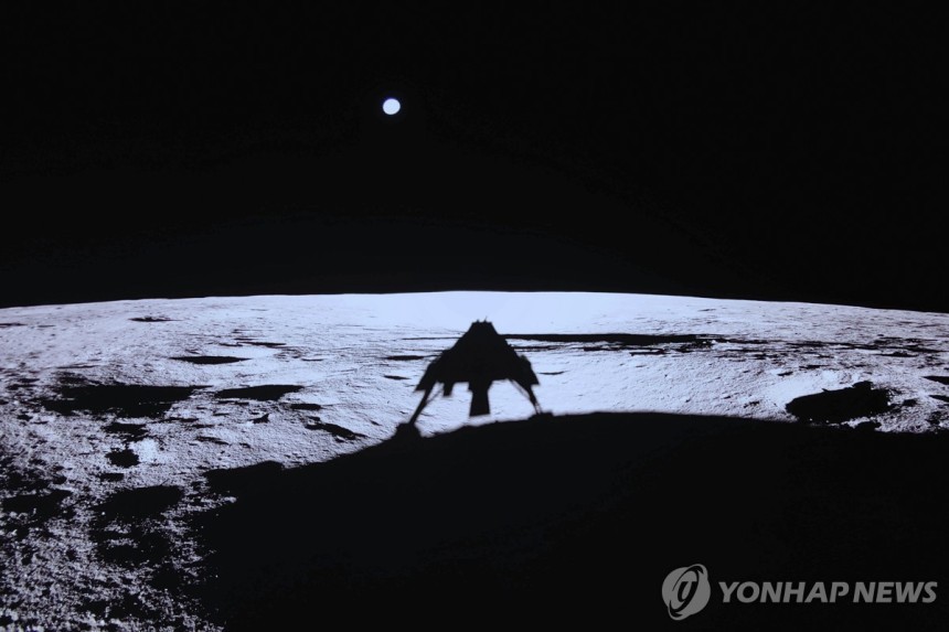 ▲ 2일(현지시간) 민간 달 착륙선 '블루 고스트'가 달 표면에 착륙해 그림자를 드리운 모습ⓒNASA/AP/연합뉴스