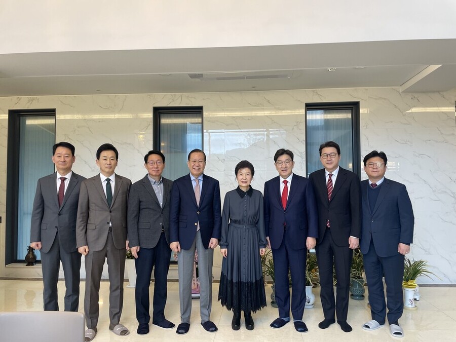 ▲ 권영세 국민의힘 비상대책위원장(왼쪽 네 번째)과 권성동 국민의힘 원내대표(오른쪽 세 번째) 등 국민의힘 지도부가 3일 대구 달성군 박근혜 전 대통령 사저에서 박 전 대통령(오른쪽 네 번째)과 기념촬영 하고 있다. ⓒ국민의힘