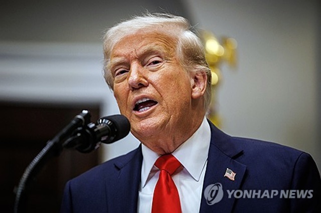 ▲ 도널드 트럼프 미국 대통령이 TSMC의 대미 신규 투자계획을 발표하고 있다. 250303 EPA연합뉴스. ⓒ연합뉴스