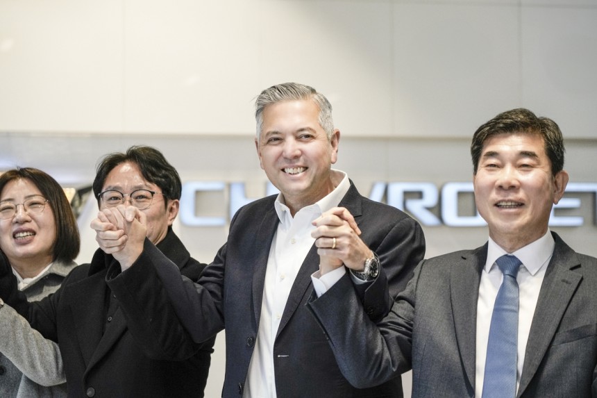 ▲ 신촌대리점 관계자들과 포즈를 취하고 있는 헥터 비자레알 사장 ⓒ한국GM