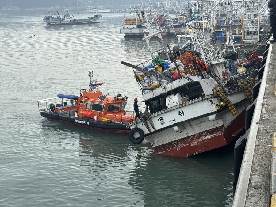 ▲ 태안해양경찰서 태안구조대가 신진항내 턱걸림으로 기울어진 선박을 복원조치하고있다.ⓒ태안해양경찰서