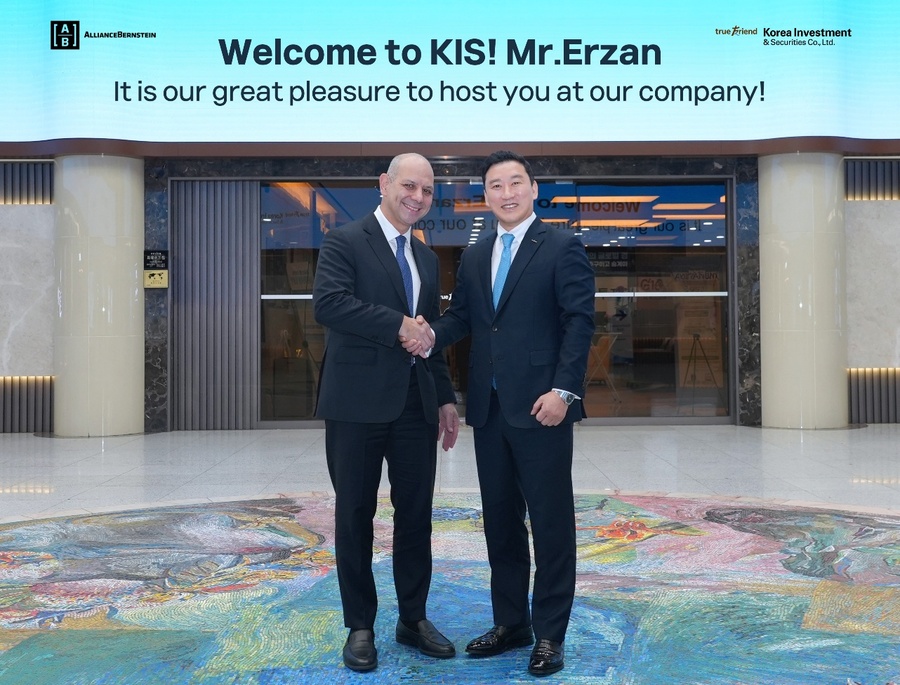 ▲ 한국투자증권 김성환 사장이 Alliance Bernstein 오너 에르잔(Onur Erzan) 대표를 만나 악수하고 있다. 한국투자증권 제공