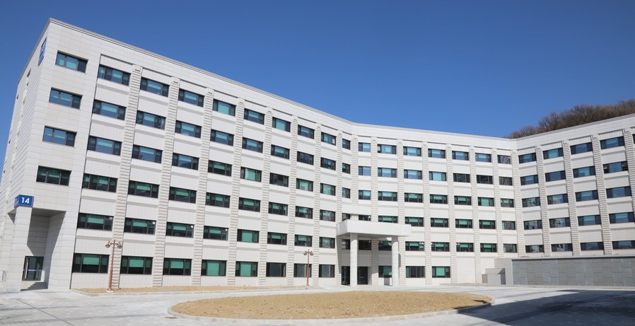 ▲ 250여억 원을 들여 최근 리모델링한 공과대학(신관) 전경 모습.ⓒ청주대학교