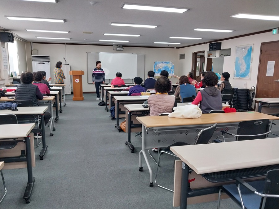 ▲ ⓒ남원시청 제공 (남원시 성인문해교육 프로그램에 참석한 참석자들이 수업에 집중하고 있다.)