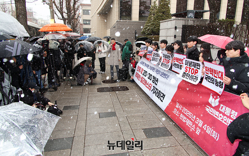 ▲ 윤석열 대통령을 지지하는 청년 중심의 자발적 국민모임인 '대통령 국민변호인단'(단장 석동현)이 4일 오전 11시 '헌법재판소 앞 무제한 필리버스터 기자회견'을 열었다. 첫 번째 기자회견에 나선 국민변호인단 2030 청년모임의 모습. ⓒ서성진 기자