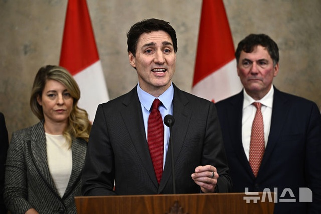 ▲ 쥐스탱 트뤼도 캐나다 총리가 도널드 트럼프 미국 대통령이 캐나다와 멕시코, 중국에 높은 관세를 부과하는 명령에 서명한 후 연설하고 있다. 250201 AP/뉴시스. ⓒ뉴시스
