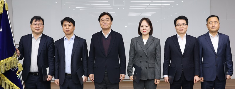 ▲ 김형렬 행정중심복합도시건설청장이 4일 정부세종청사에서 지난해  정책성과 우수부서를 시상한 뒤 기념사진을 찍고 있다.ⓒ행복청