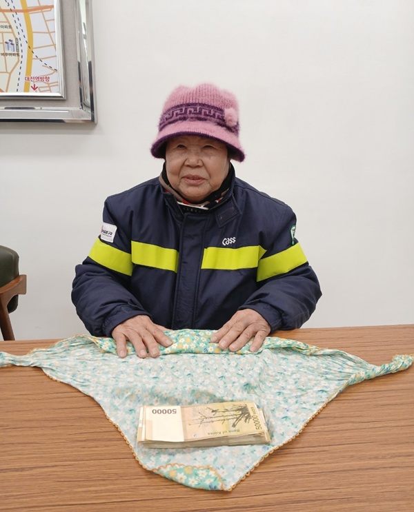 ▲ 기초생활수급자 김순자 씨(78)가 지역의 어려운 이웃을 위해 500만 원을 기부했다.ⓒ대덕구