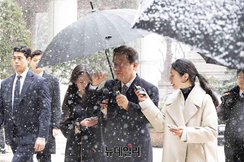 ▲ 이재명 더불어민주당 대표가 4일 오전 서울 서초구 서울중앙지방법원에서 열린 '대장동 배임 및 성남FC 뇌물 의혹' 공판에 출석하고 있다. ⓒ서성진 기자