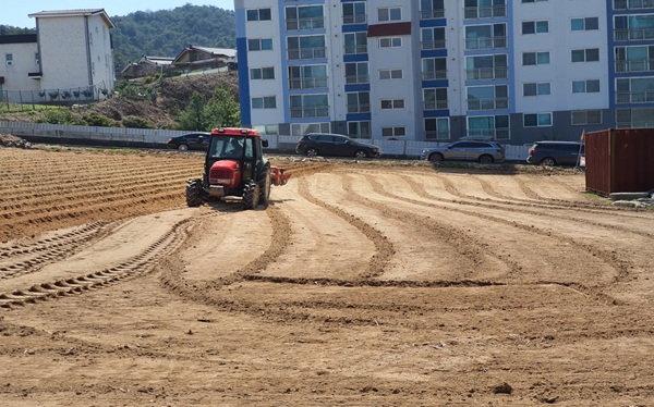 ▲ 고령 농업인과 여성 농업인을 대상으로 농작업 대행 서비스 장면.ⓒ부여군