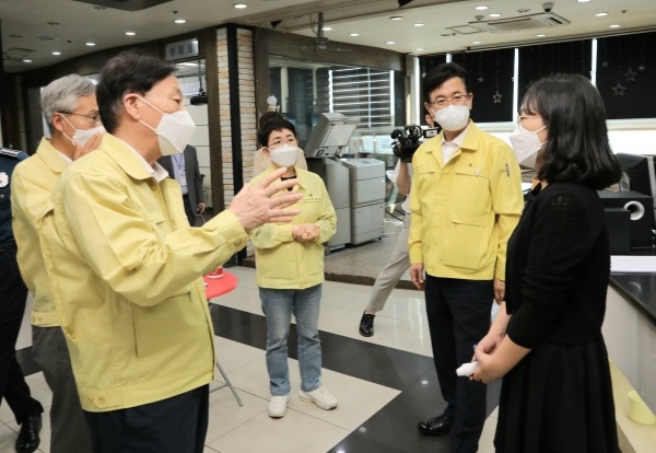 ▲ 설동호 교육감이 교육청 직원과 함께 대전 늘봄학교의 학생 안전 귀가 점검을 위해 대전태평초등학교 등 42개 학교를 대상으로 현장 방문에 나섰다.ⓒ대전교육청