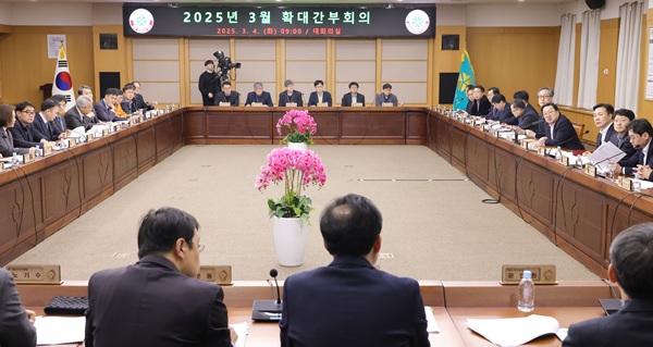 ▲ 이장우 대전시장이 4일 열린 확대간부회의에서  취약 지역과 서민들의 삶에 중요한 사업을 우선 지원할 것을 주문하는 등 전방위적인 행정 개혁을 요구했다.ⓒ대전시