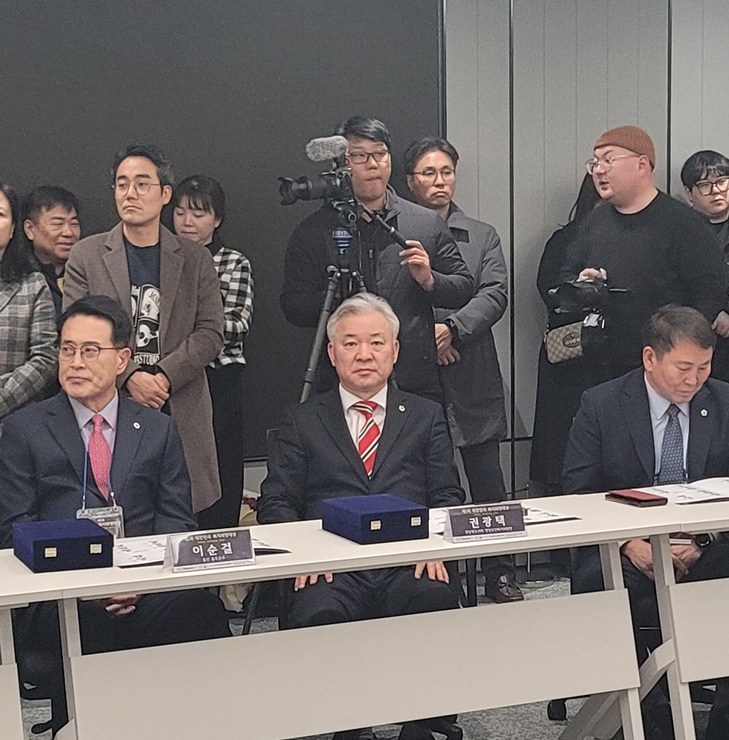 ▲ 경상북도의회 행정보건복지위원회 권광택 위원장(안동)은 2월 28일 채널A가 주최한 ‘제1회 대한민국 복지의정대상’에서 광역의회의원 부문 의정대상을 받았다.ⓒ경북도의회