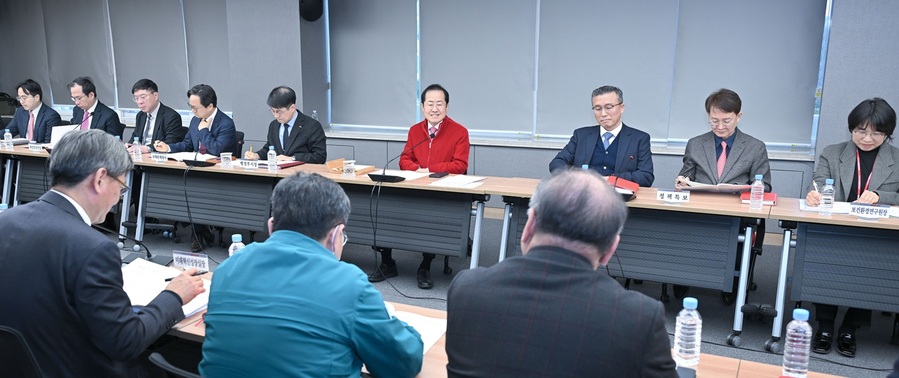▲ 홍준표 대구광역시장은 3월 4일 대구광역시청 산격청사 대회의실에서 개최된 간부회의에서 “군부대 후적지 중 제2작전사령부 부지에는 경북대병원, 의과대학, 치과대학, 의학연구소를 포함하는 대한민국 최초의 의료클러스터를 만들어야 한다”며, “지역 의료 수준을 향상시키기 위한 조(兆) 단위 사업인 만큼 국가 재정으로 조성될 수 있도록 추진하라”고 주문했다.ⓒ대구시