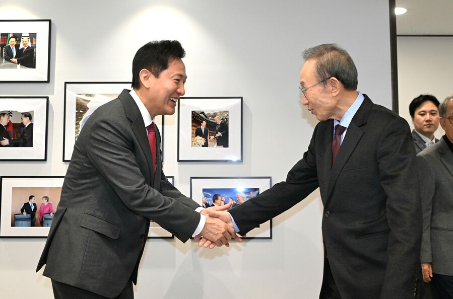 ▲ 오세훈 서울시장이 4일 서울 서초구 재단법인 청계에서 이명박 전 대통령을 예방하고 있다. ⓒ서울시 제공