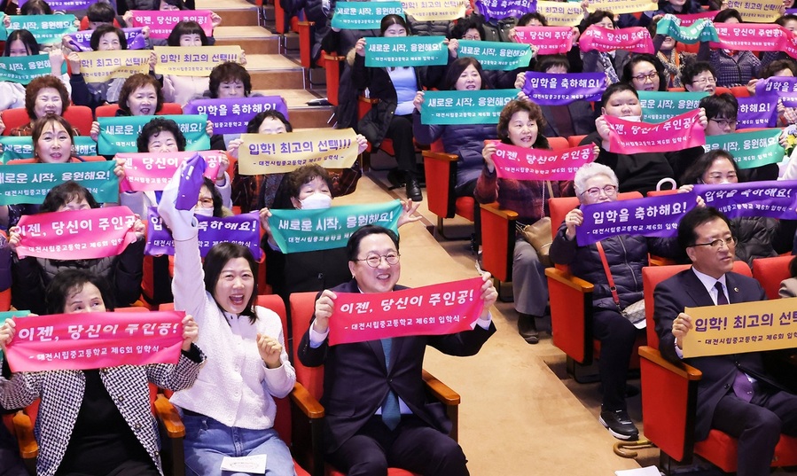 ▲ ‘평균 연령이 60대’…“배움에 나이가 필요한가요.” 대전시립중고등학교가 다시 한번 희망의 문을 열었다. 대전시는 4일 학력 인정 대전시립중고등학교(교장 김병한) 2025년 제6회 입학식을 대전시청 대강당에서 개최했다. 이날 입학식에는 새로운 배움의 길을 걷기 위해 335명의 입학생과 함께 첫발을 내디뎠다. 이장우 대전시장과 조원휘 대전시의장이 입학생들과 함께 입학 축하 퍼포먼스를 하고 있다.ⓒ대전시