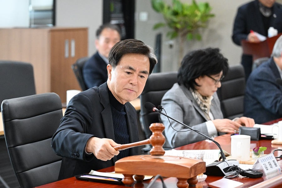 ▲ 김태흠 충남도지사가 4일 유관순상위원회에서 회의를 주재하고 있다.ⓒ충남도