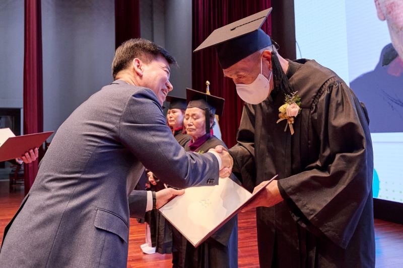 ▲ 아산시 평생학습관 초등학력인정 문해교육 프로그램 3년 과정을 마친 어르신들이 조일교 아산시장 대행으로부터 졸업장을 받고 있다.ⓒ아산시