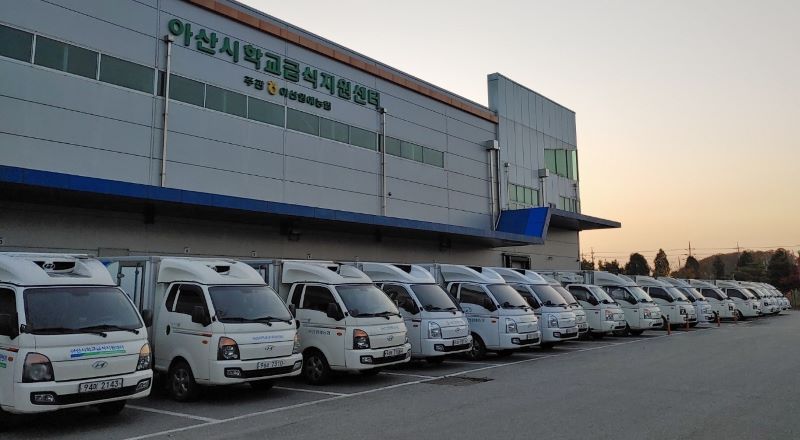 ▲ 아산지역 유·초·중·고·특수 150개교 5만3000여 명의 학생에게 건강하고 안전한 먹거리를 제공할 학교급식 차량이 학교급식지원센터앞에 줄지어 서 있다.ⓒ아산시