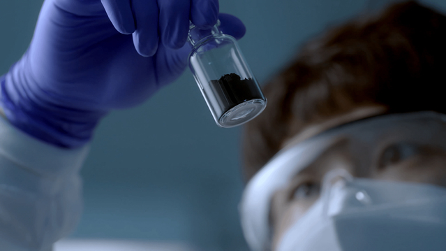 ▲ LG화학 연구원이 차세대 배터리 양극재를 살펴보고 있다. ⓒLG화학