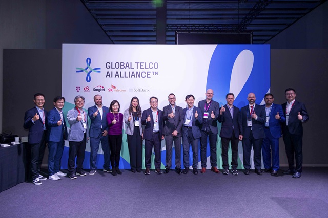 ▲ 스페인 바르셀로나 현지 시간 3일, 유영상 SKT CEO(왼쪽에서 7번째)는 MWC25에서 열린 ‘글로벌 텔코 AI 라운드테이블’에서 토론 패널로 참석한 글로벌 텔코 AI 얼라이언스 멤버사 주요 임원들과 기념 사진을 찍고 있다.ⓒSK텔레콤