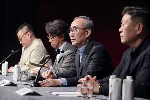 ▲ ‘MWC25 KT 경영진 기자간담회’에서 김영섭 대표가 기자의 질문에 답변을 하고 있다. 사진 왼쪽부터 정우진 전무, 오승필 부사장, 김영섭 대표, Enterprise부문장 안창용 부사장.ⓒKT
